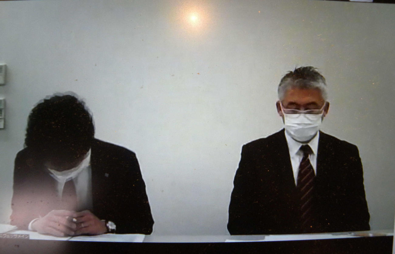 ネットを通じた記者会見で謝罪する大阪の安井直樹代表取締役（左）と阿部達也ゼネラルマネジャー（撮影・松本航）