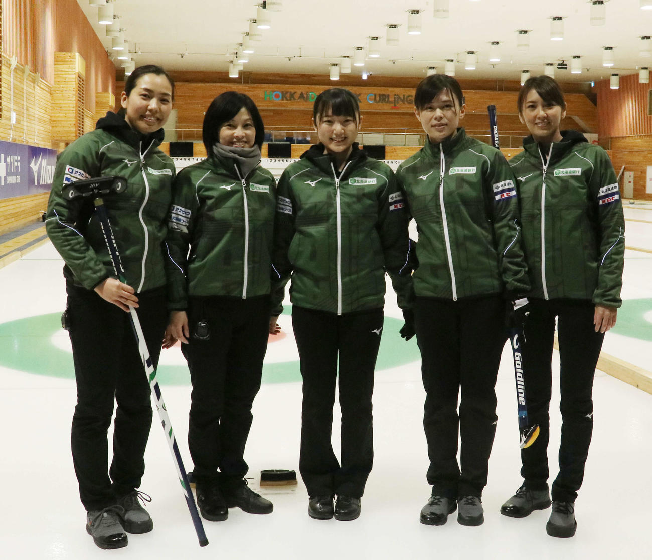 新体制での初練習に臨んだ北海道銀行の選手たち。左から近江谷、船山、伊藤、小野寺、吉村（撮影・浅水友輝）