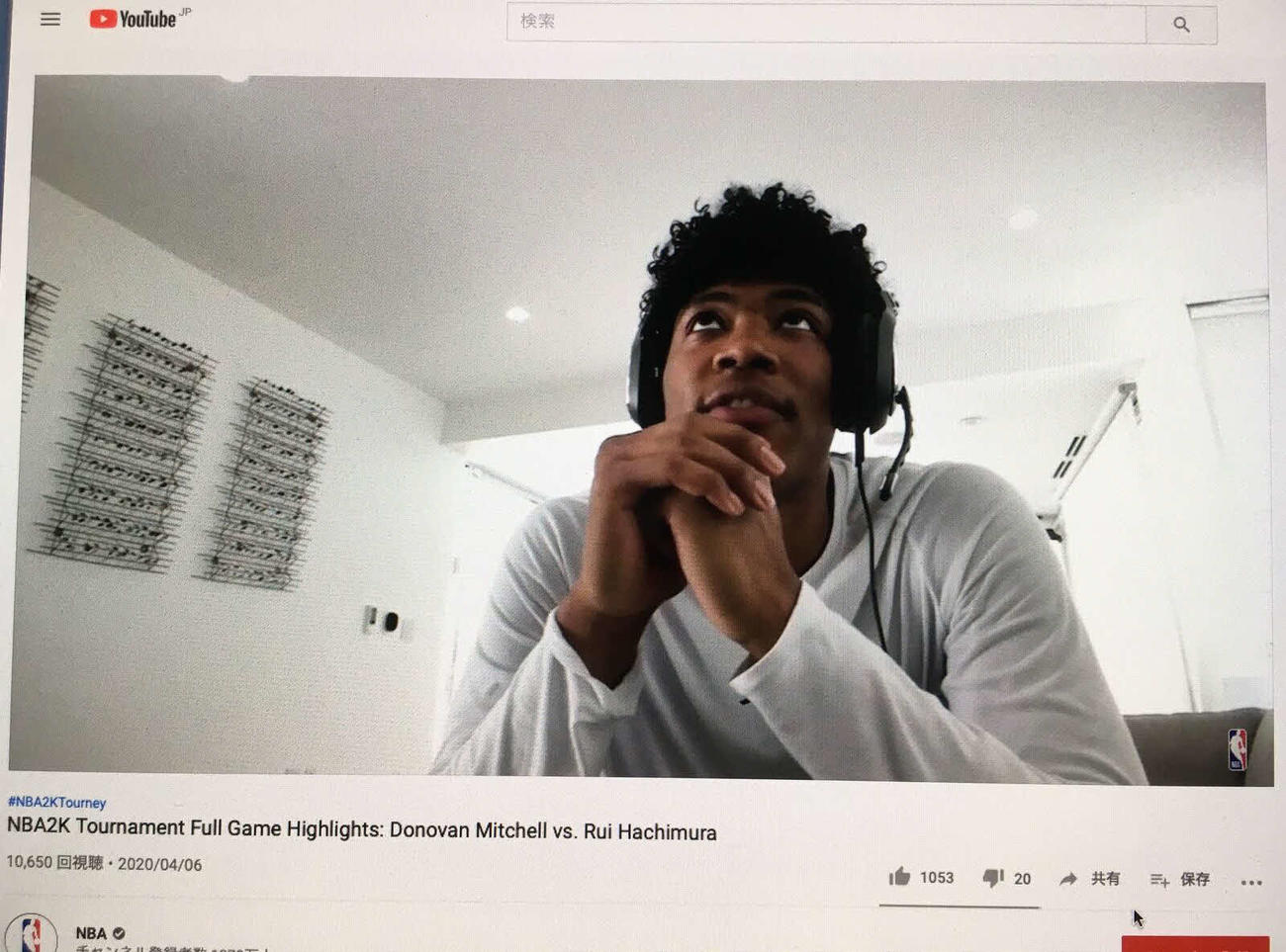 NBAのテレビゲーム大会1回戦を終えた直後、対戦相手に話し掛けるウィザーズの八村（YouTubeのNBA公式チャンネルより）