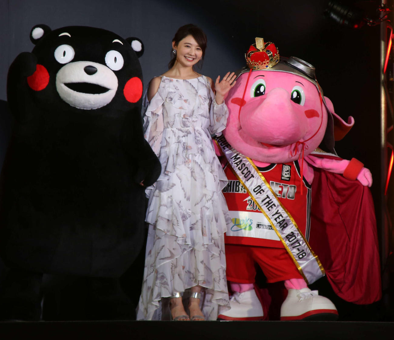 Bリーグ年間表彰式　マスコットオブザイヤーを受賞した千葉のジャンボくん（右）、プレゼンターとして登場した左からくまモン、おのののか（2018年5月29日撮影）