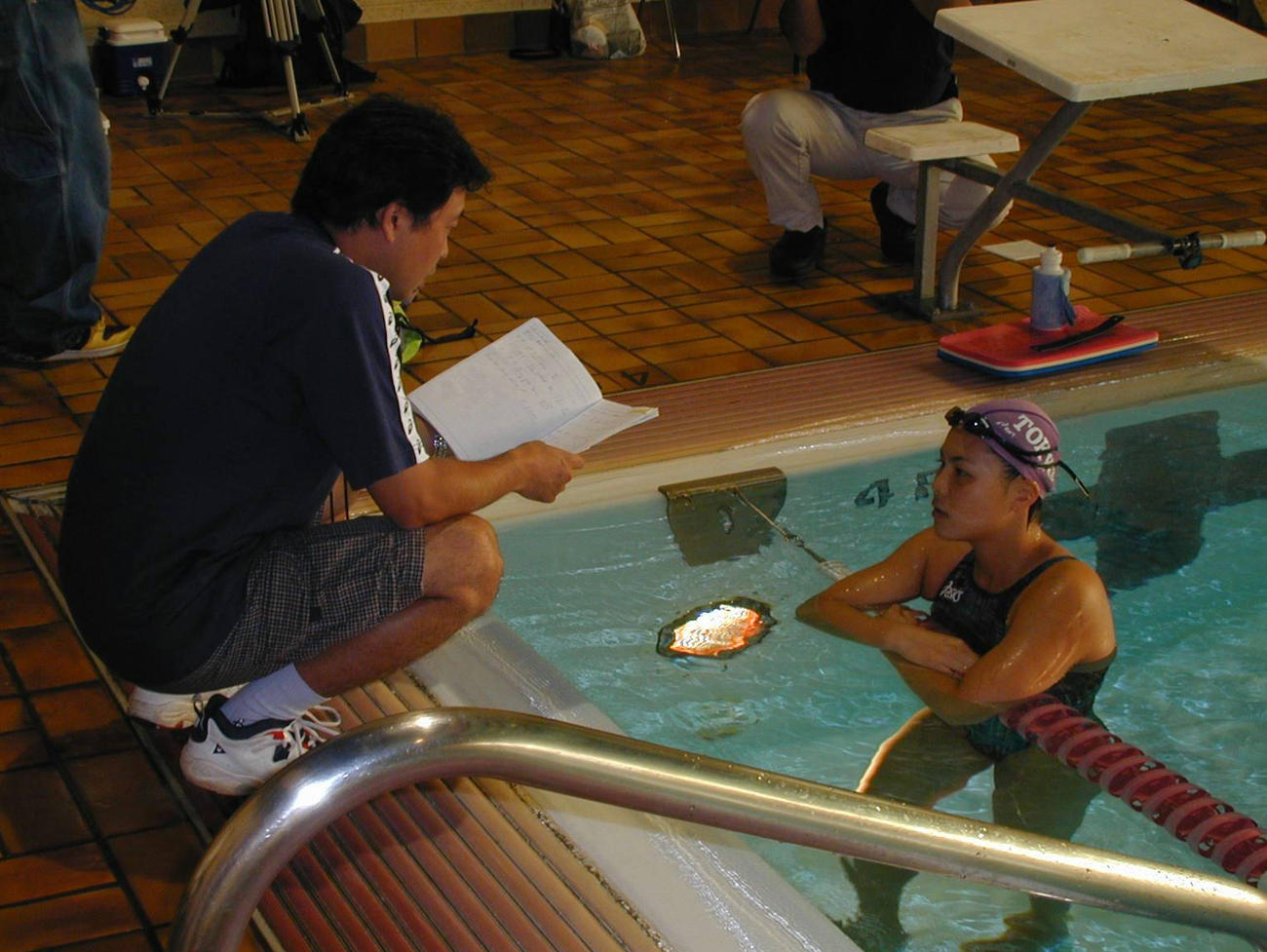 藤森善弘コーチ（左）のアドバイスに耳を傾ける田島寧子（2000年撮影）