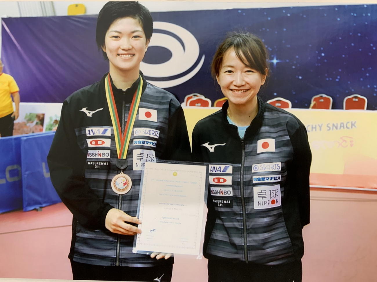 木原（左）と記念撮影に納まる山梨さん