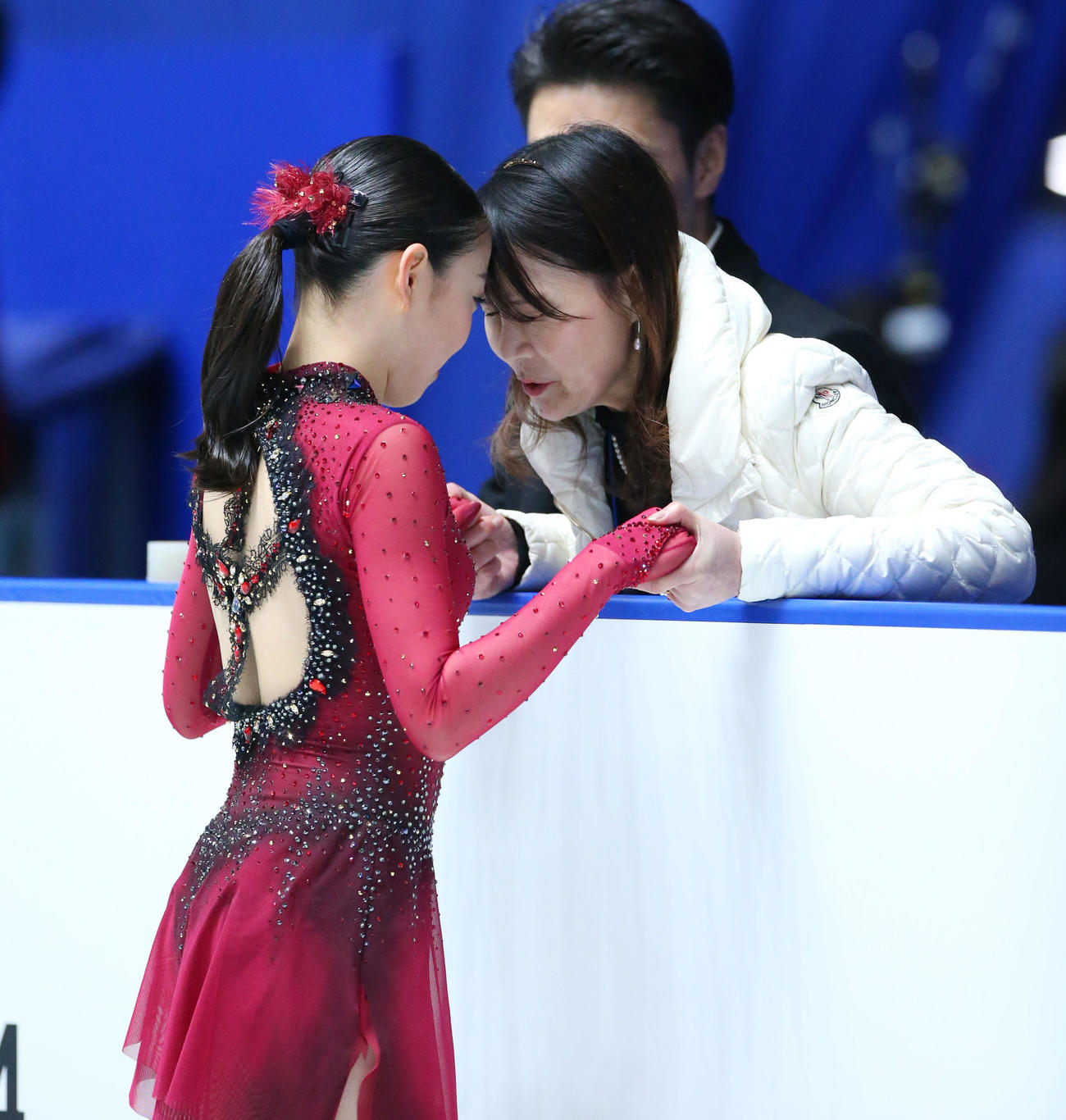 女子SPの演技前浜田コーチ（右）と頭を付け合わせる紀平（2019年12月19日撮影）