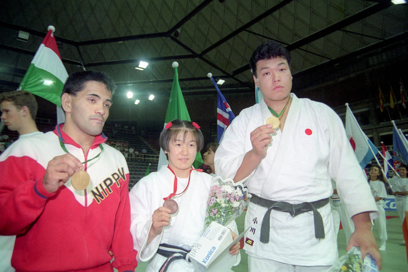 91年7月の世界選手権で金メダルを獲得した越野（左）は田村亮子（中央）小川直也と記念撮影に臨んだ