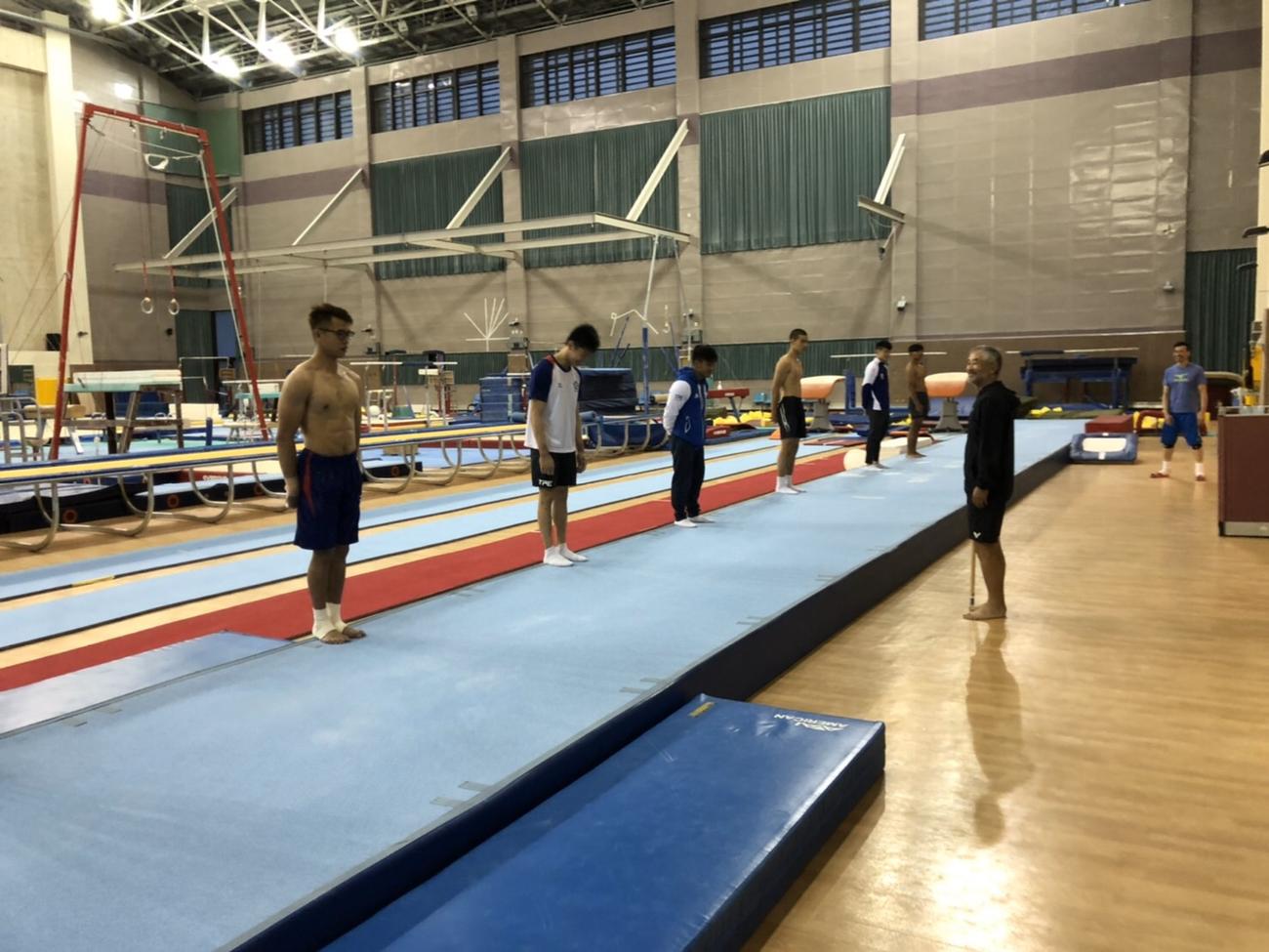 台湾のナショナルトレーニングセンター「国家運動訓練中心」で間隔をあけて整列する選手ら