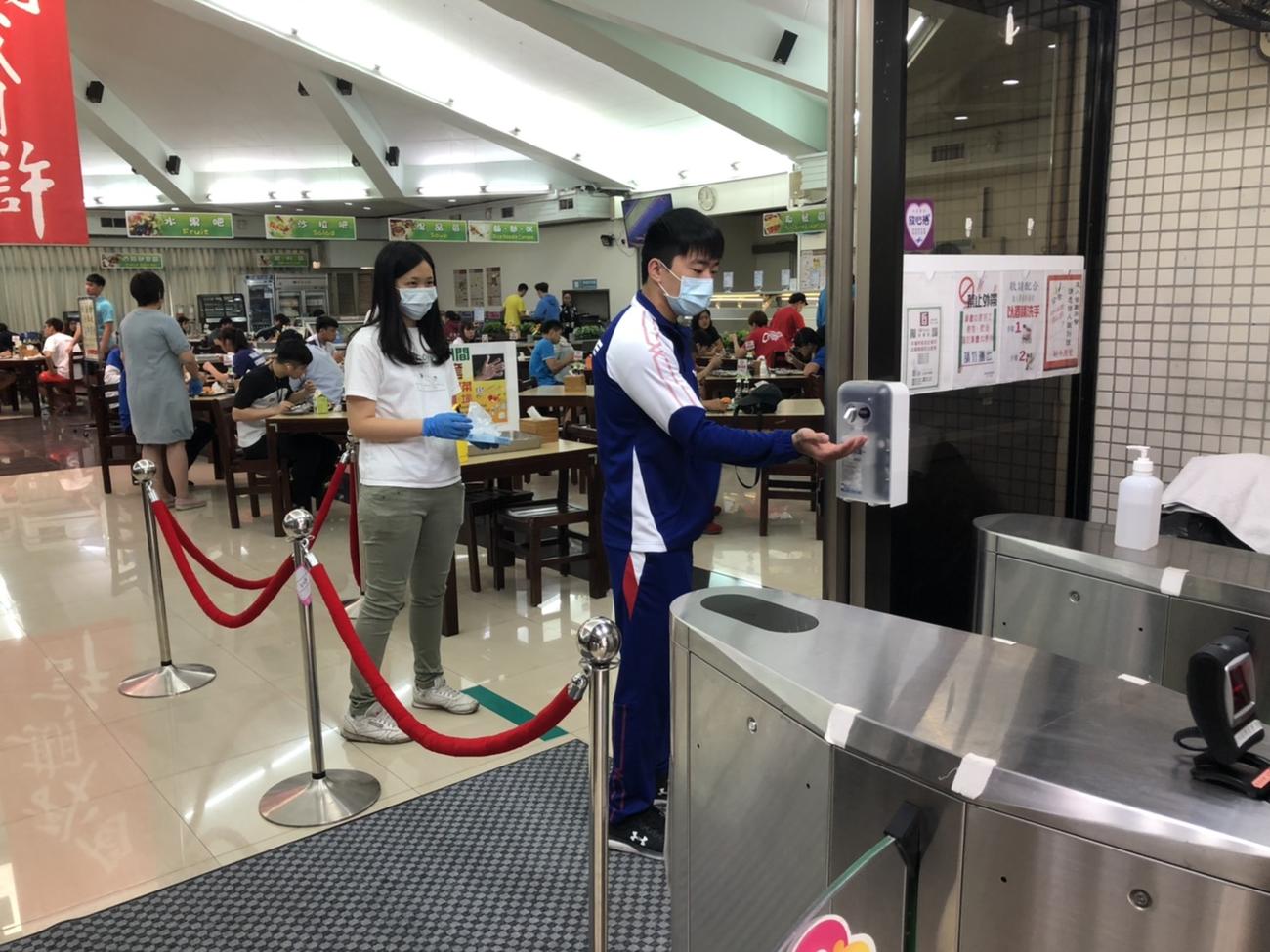 台湾のNTCの食堂。利用者は間隔を開け、ビニール手袋を着用。