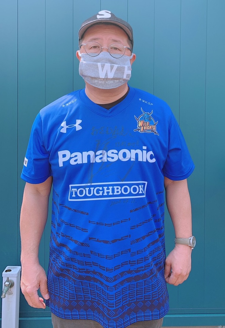 稲垣啓太がTシャツのお礼に渡辺修代表に贈ったパナソニックのジャージー