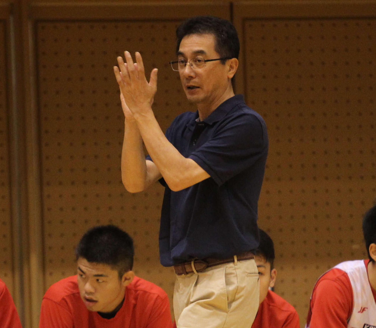 練習試合の指揮を執る富樫監督（18年8月）