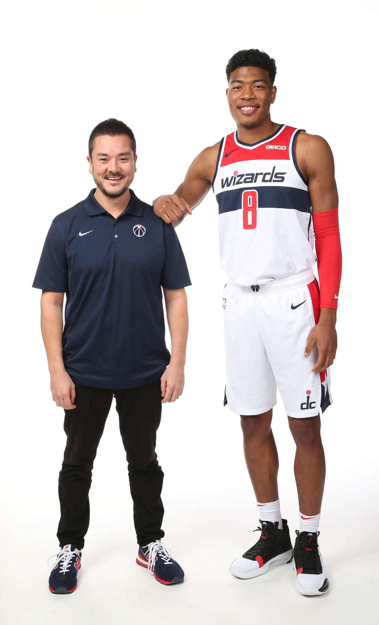 NBAウィザーズの八村（右）と公式特派員のザック生馬さん（ワシントン・ウィザーズ提供）