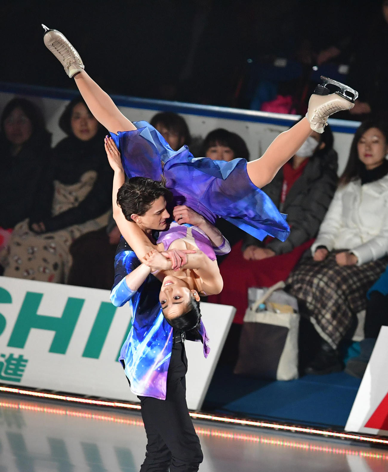 アイスショーで滑る小松原美里、ティム・コレト（2018年12月25日撮影）