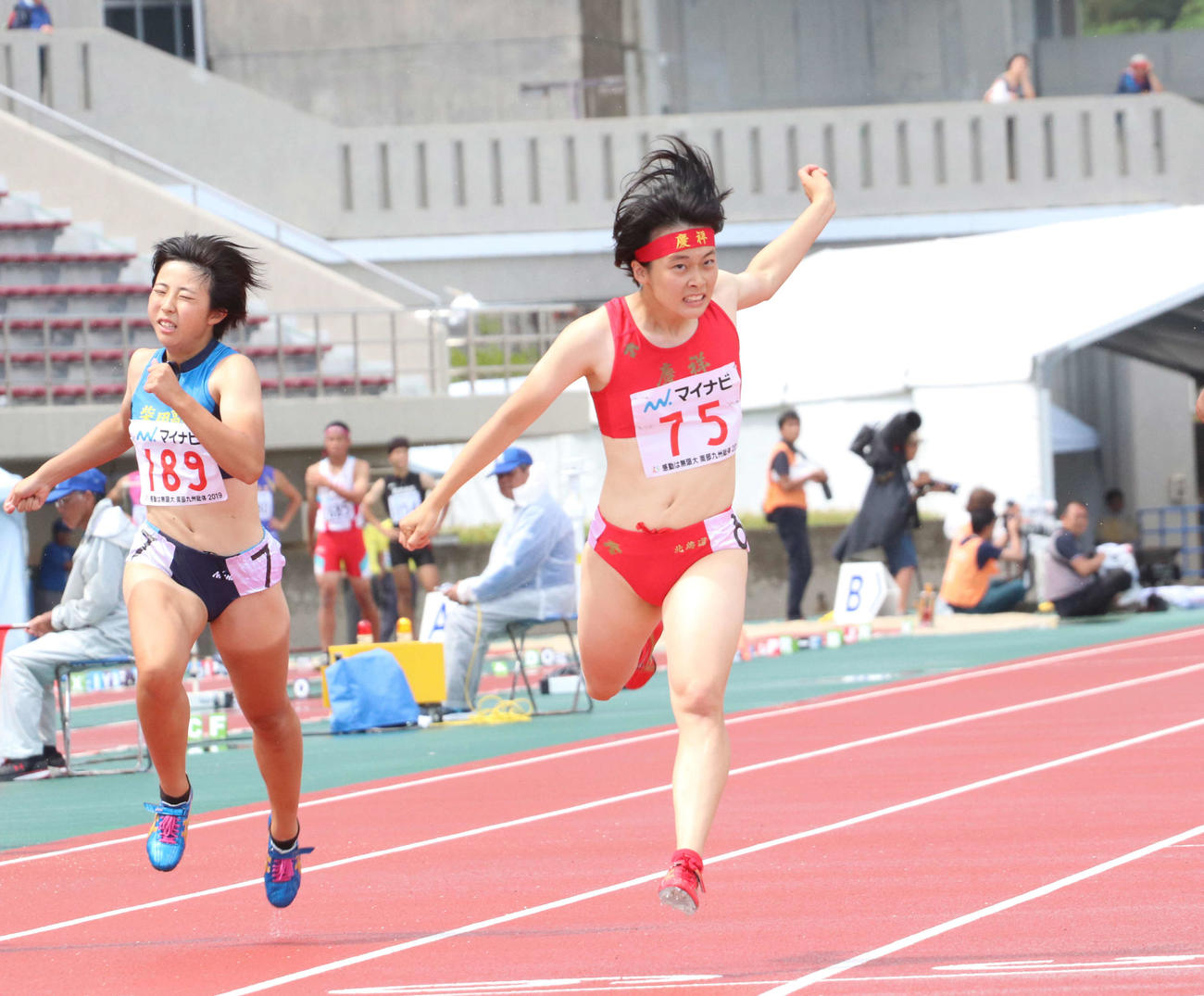 昨年の高校総体陸上女子200メートル決勝を制した立命館慶祥・石堂（右）