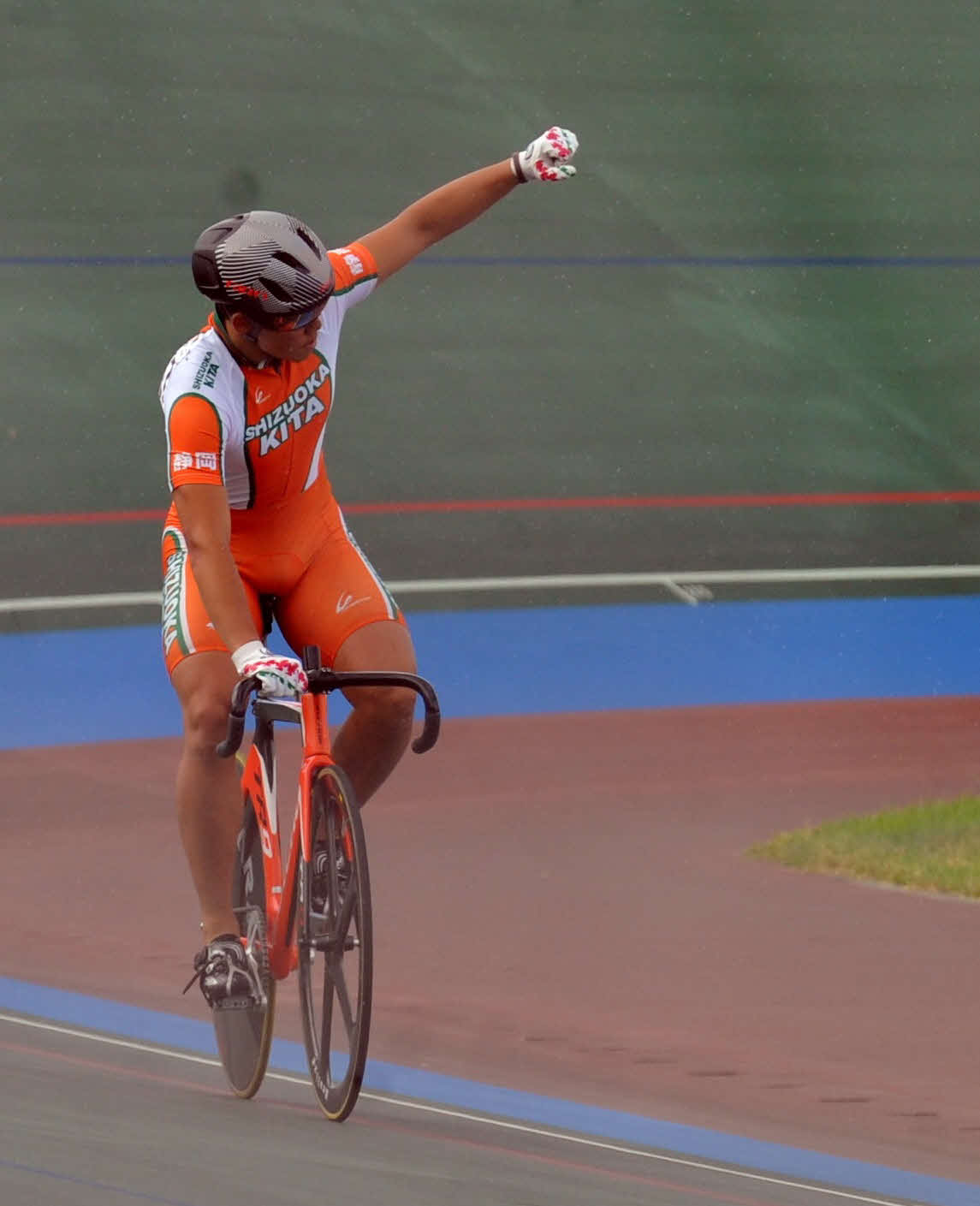 19年8月、全国高校総体の自転車競技トラック・スプリント決勝を制し左手を突き上げる静岡北・日高裕太