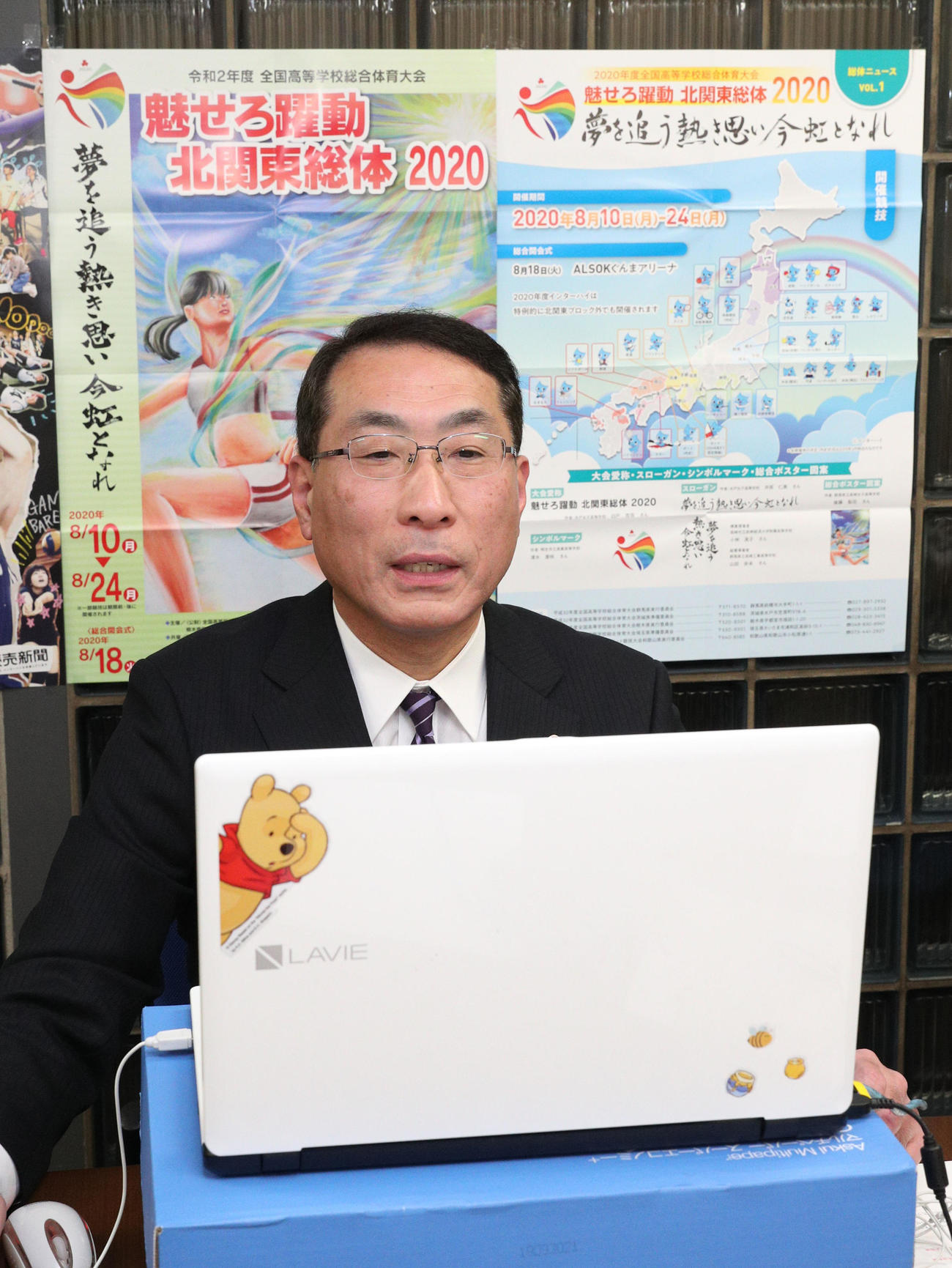 テレビ会議システムでの記者会見する全国高等学校体育連盟の岡田正治会長（代表撮影）