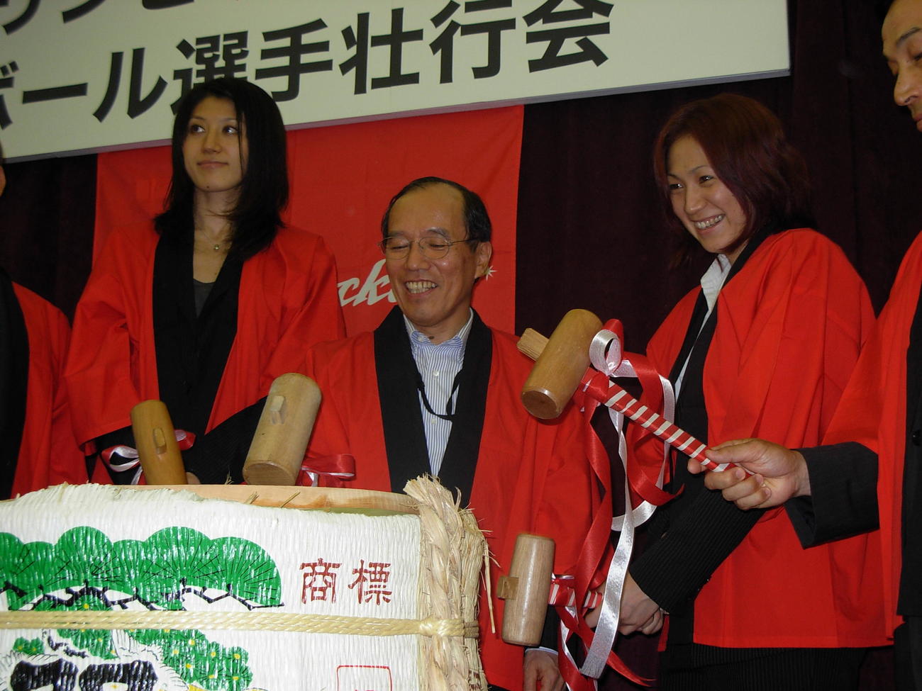 NEC北京五輪壮行会で鏡割りをする杉山祥子さん（左）と高橋みゆきさん（2008年7月16日）