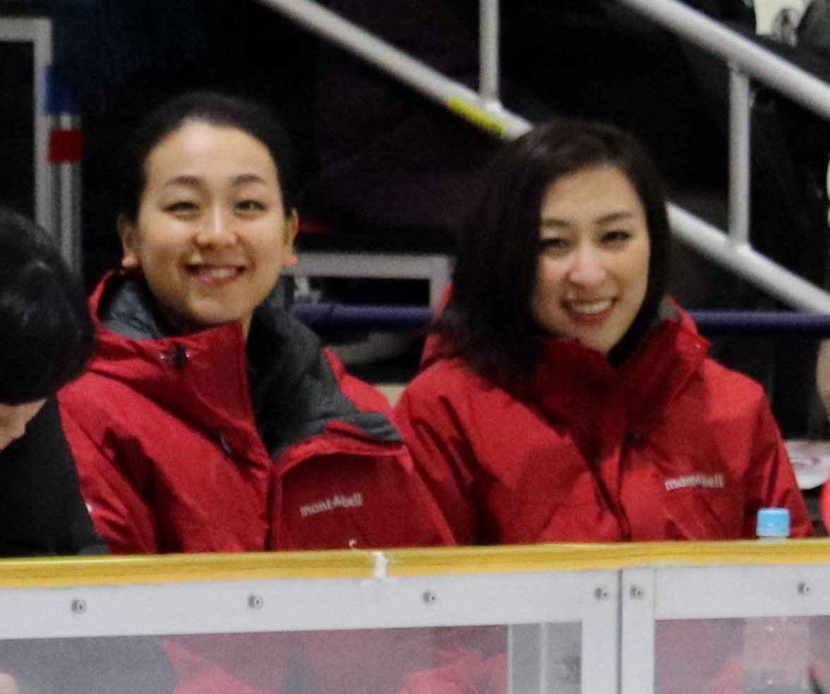 浅田真央さん（左）と姉の舞さん