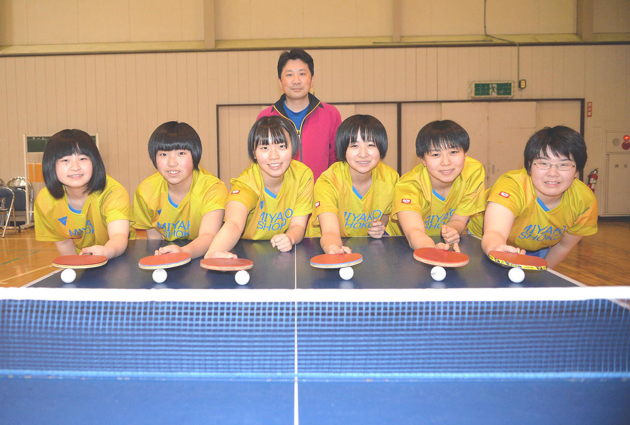 相次ぐ大会の中止にも結束を固める宮古商工女子卓球部の選手たち。左から伊藤、小笠原、佐々木、小林、小野寺、野崎、後方は安藤監督（撮影・鎌田直秀）