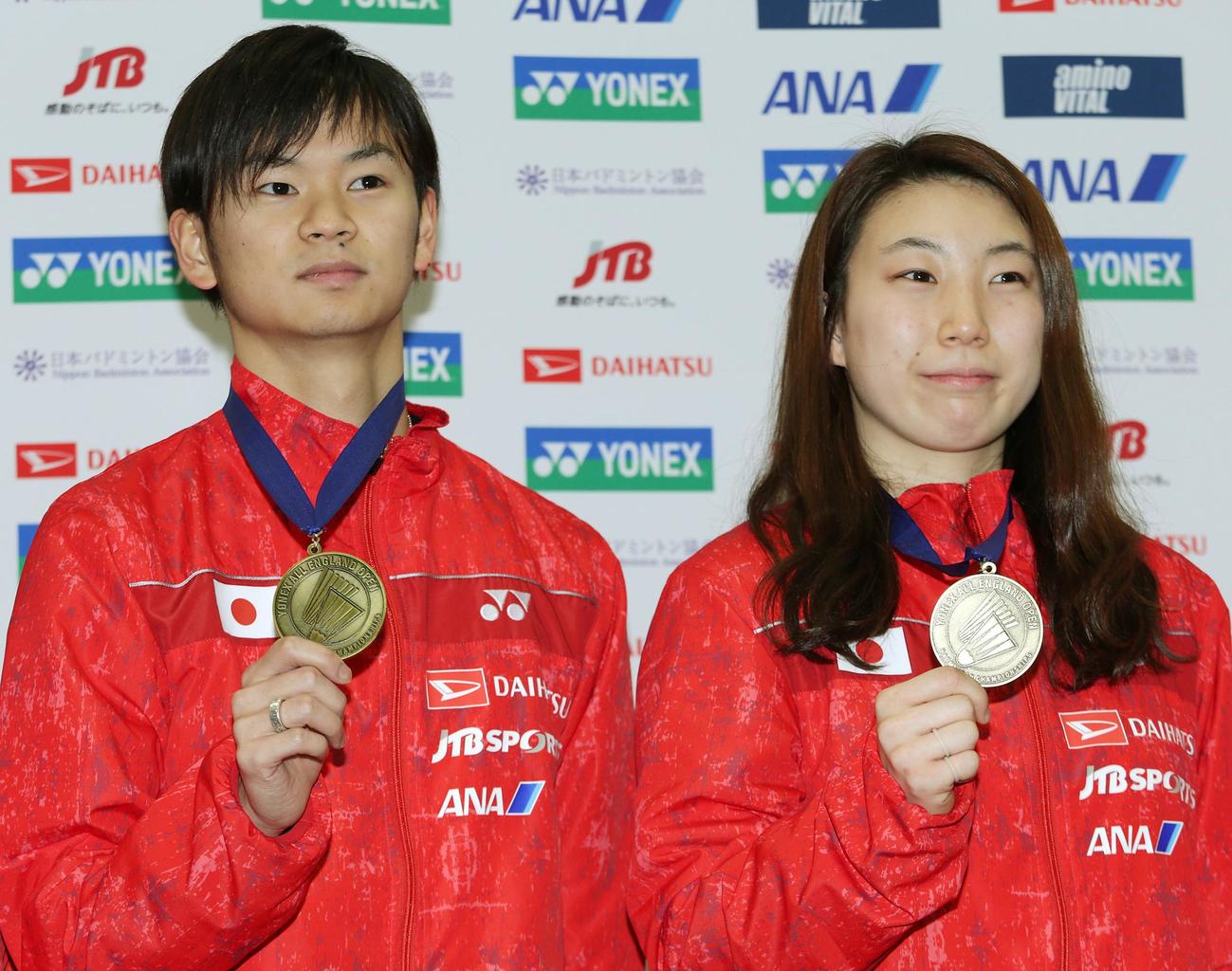 18年3月、全英オープンバドミントン選手権から帰国した混合ダブルス優勝の渡辺勇大（左）と東野有紗
