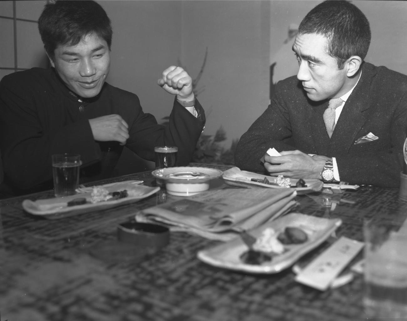 60年1月12日、新春スポーツ対談「異才面談」で作家三島由紀夫氏（右）と対談するローマ五輪のホープ田辺清（中大1年）