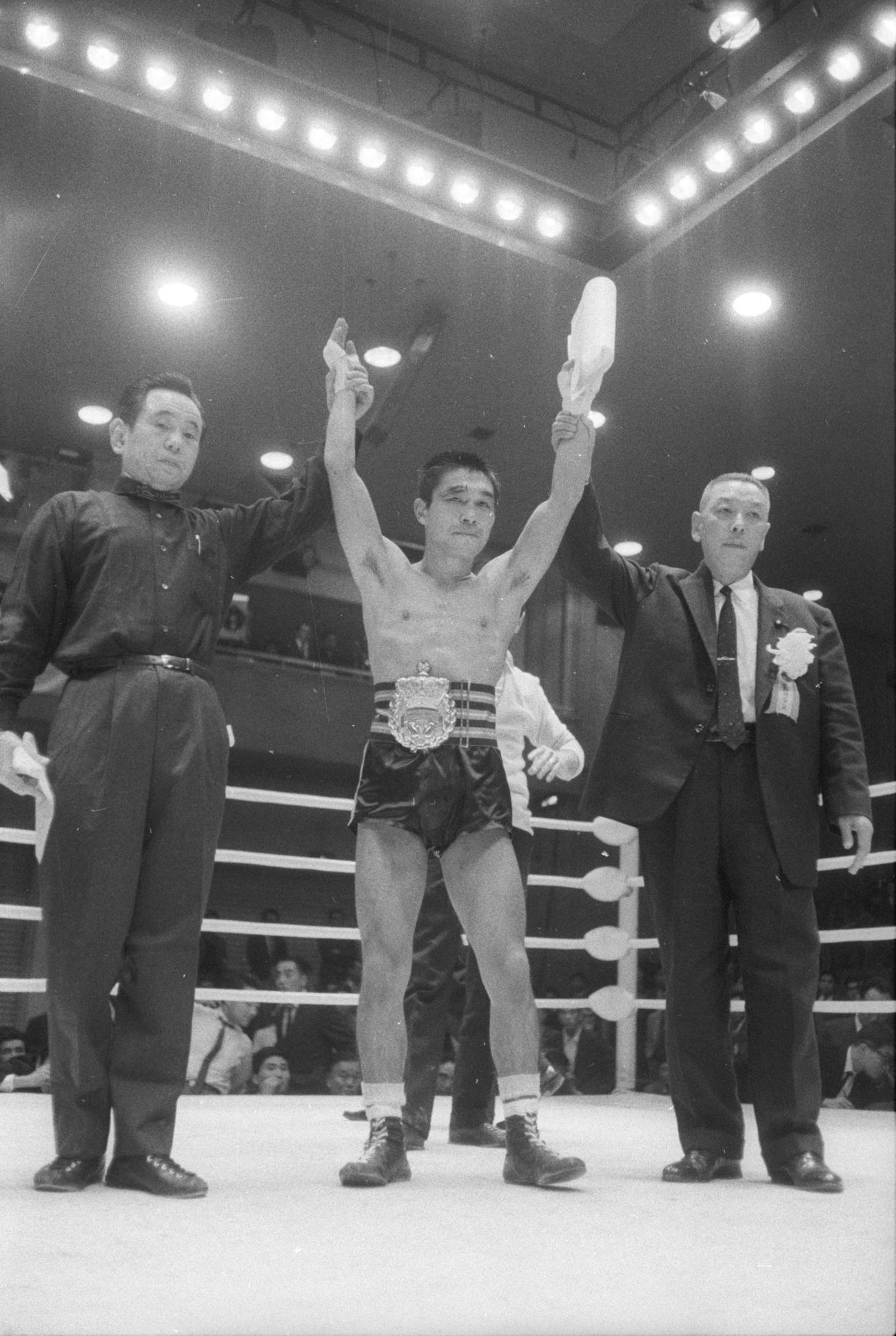 65年10月25日、プロ転向以来14連勝、初挑戦で王座に就いた田辺