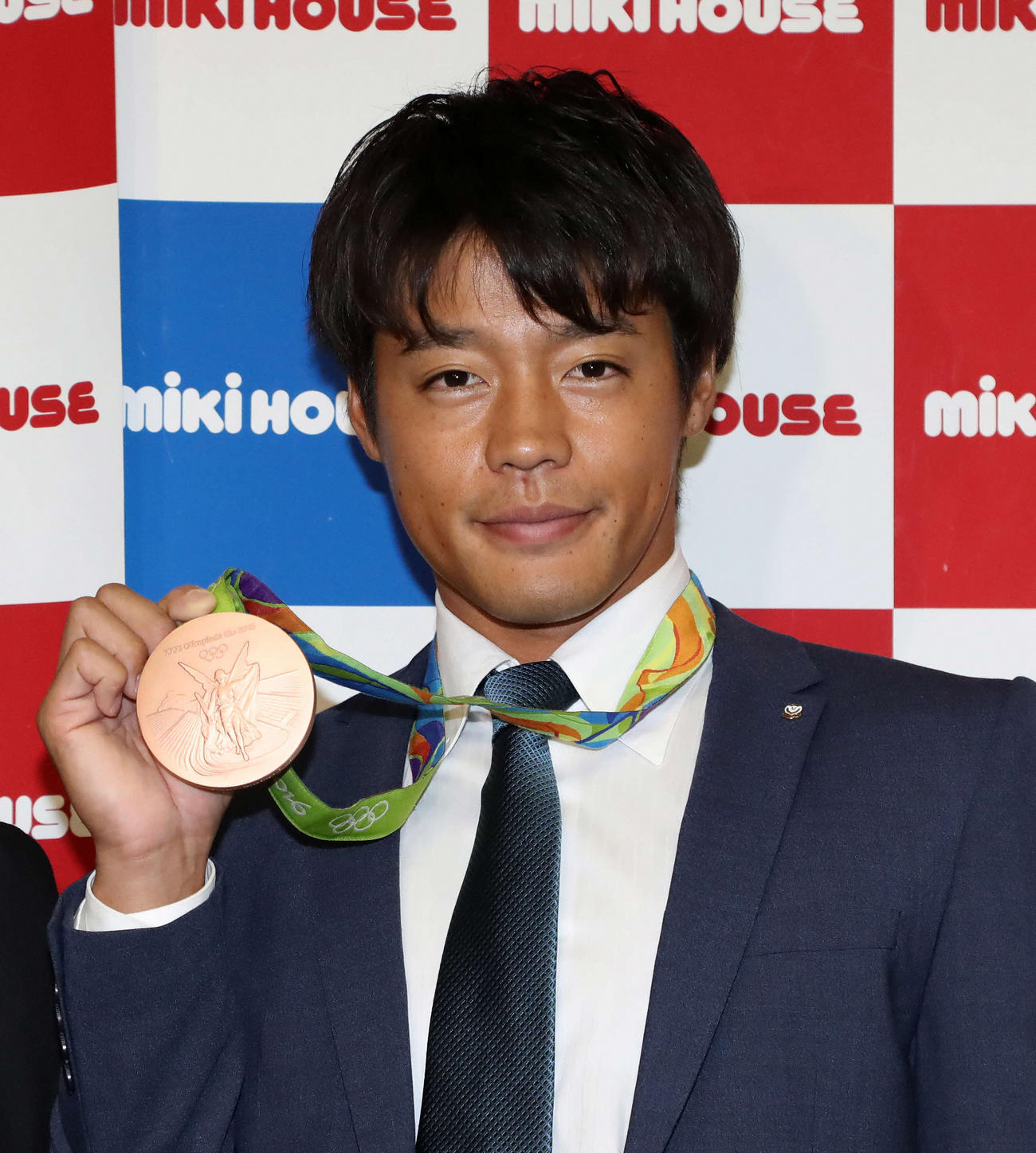 ミキハウス所属選手リオデジャネイロ五輪報告会　所属のミキハウススポーツクラブのリオデジャネイロ五輪報告会に出席しメダルを披露するカヌーの羽根田卓也（2016年9月21日撮影）