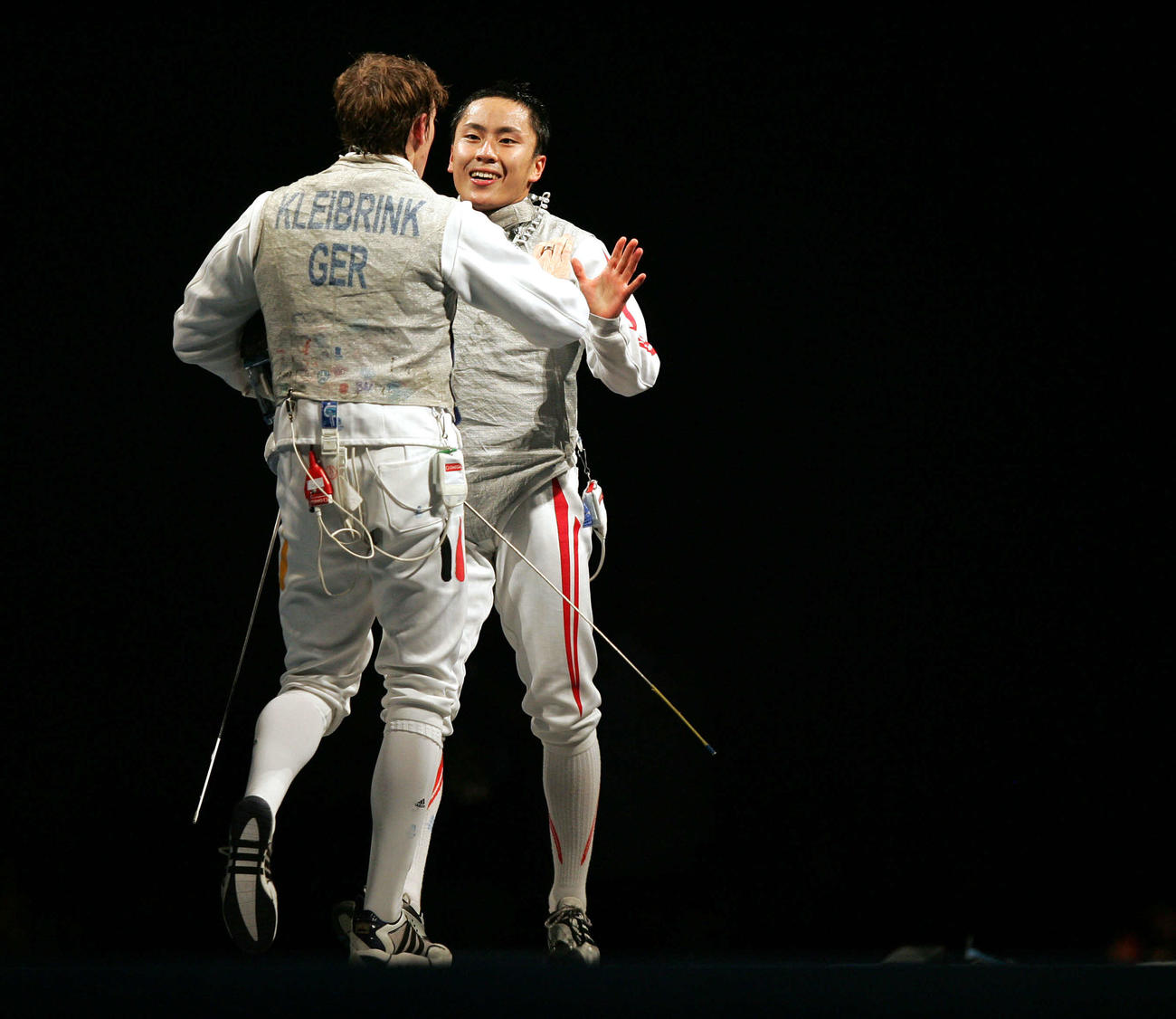 08年8月13日、北京五輪フェンシング男子フルーレ決勝の試合後、金メダルのベンヤミン・クライブリンクと笑顔で健闘をたたえ合う太田雄貴