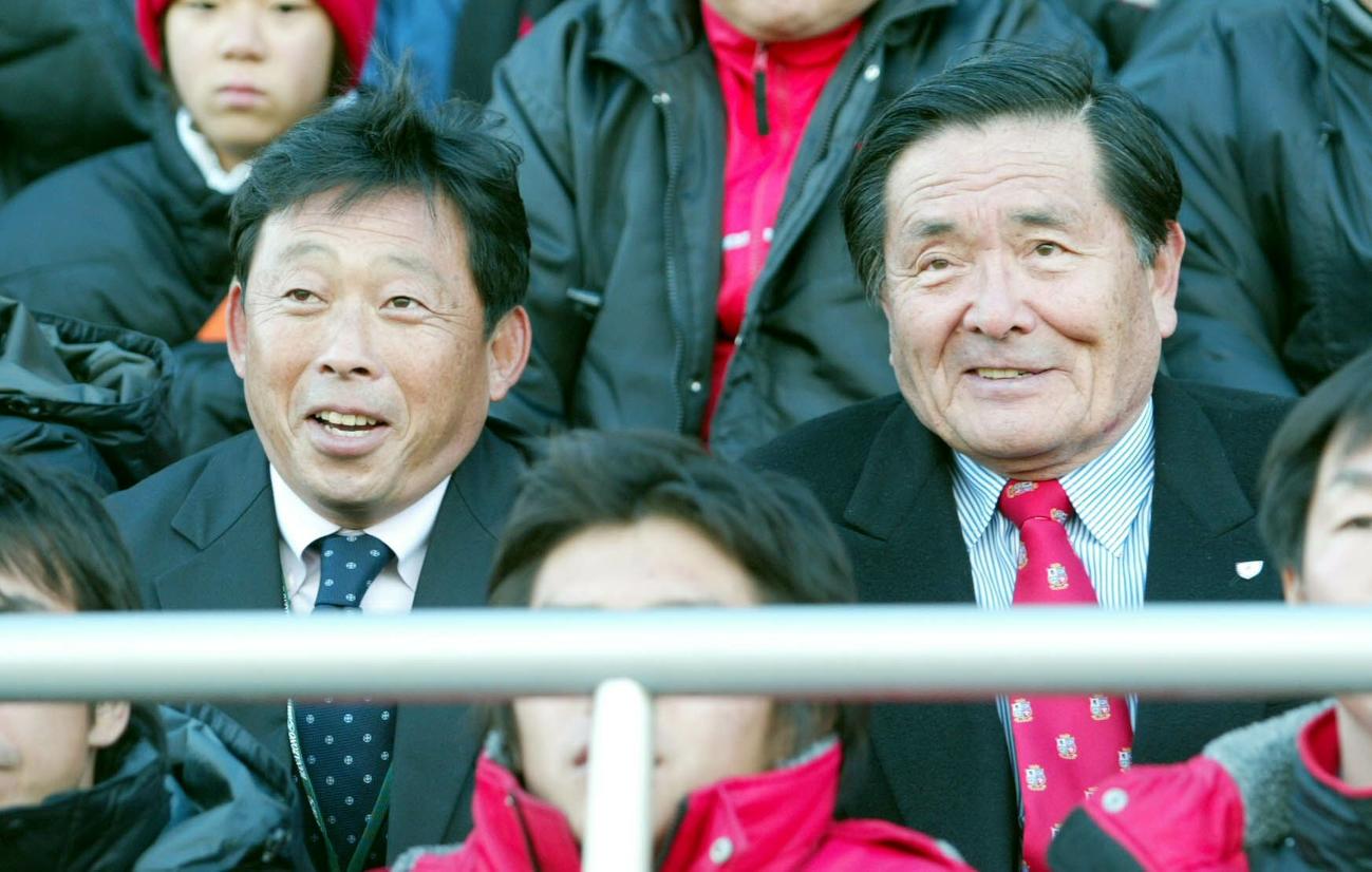 第85回全国高校ラグビー・決勝戦　伏見工対桐蔭学園　スタンドから戦況を見守る伏見工の山口良治総監督と高崎利明監督（2006年1月7日撮影）