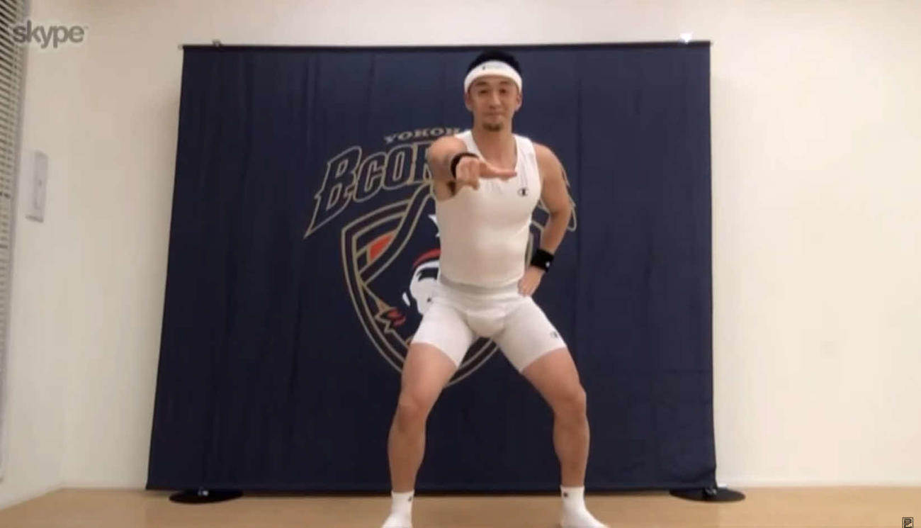 BリーグアワードでMIP賞を受賞したB1横浜の田渡は、SNSで話題となったエアロビを行いながら登場（Bリーグ公式YouTubeチャンネルより）