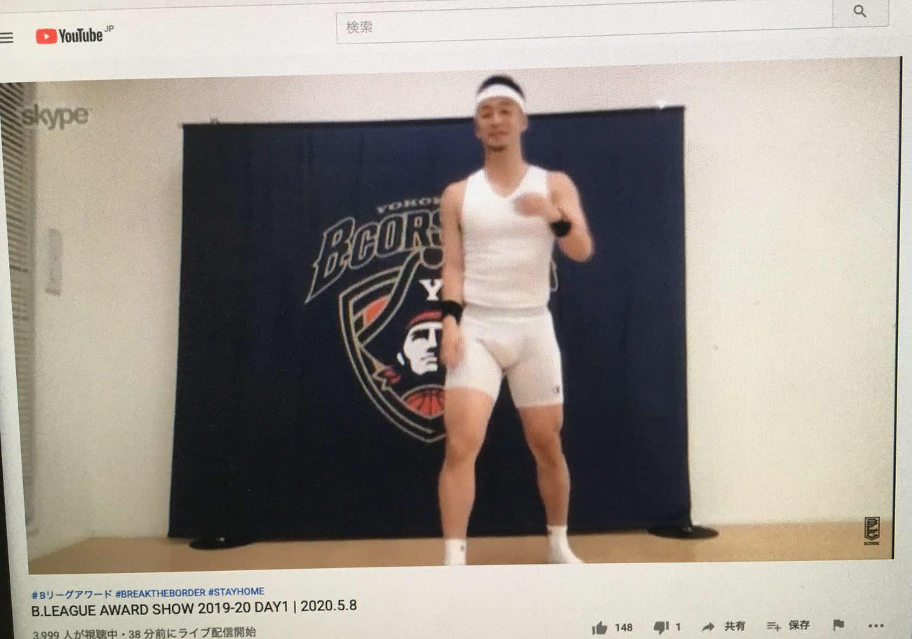 Bリーグアワードで、コート内外において最も印象深い活躍をした選手に贈られるMIP賞を受賞した田渡（B1横浜）は、SNSで話題となったエアロビを行いながら登場（ユーチューブより）
