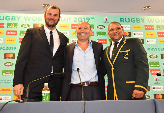 イングランドを率いる名将ジョーンズ監督（中央）（2017年5月10日撮影）
