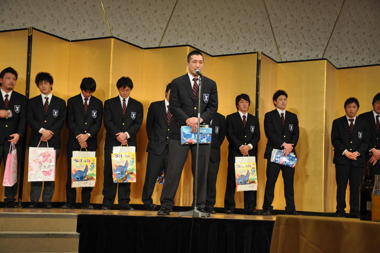 京産大時代に壇上でスピーチをする中井太喜さん（京産大ラグビー部提供）