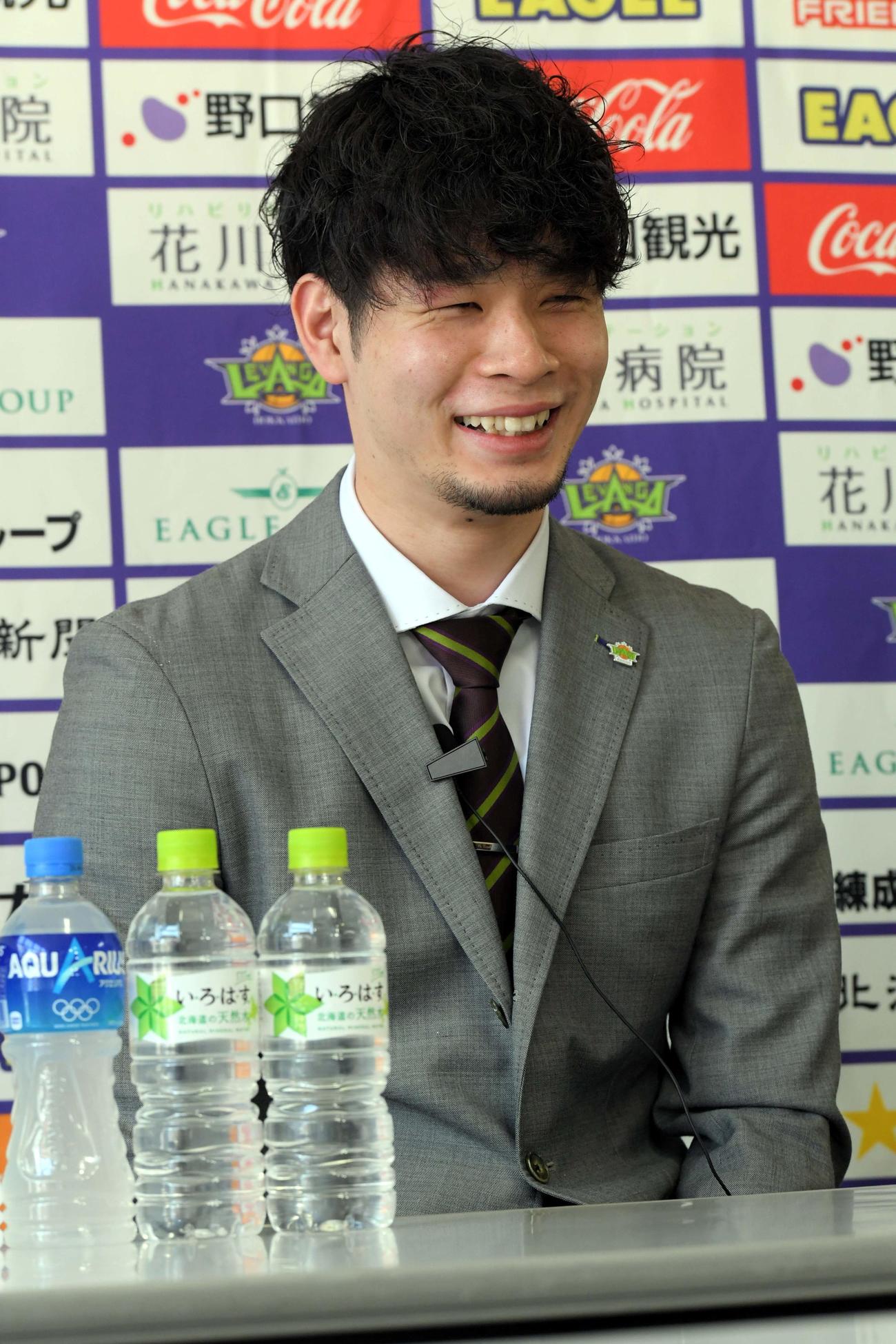 契約更改会見で来季への意気込みを口にするレバンガ北海道の中野（クラブ提供）