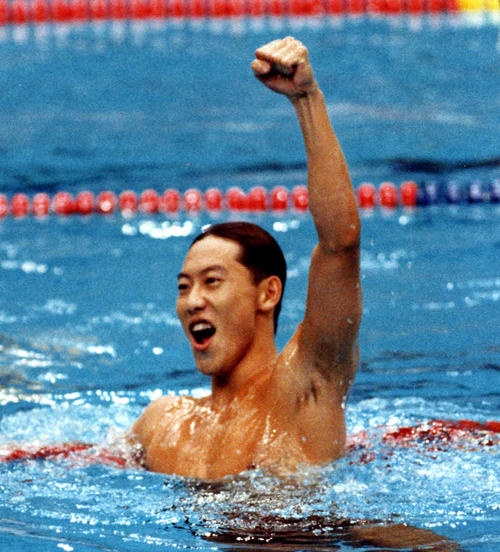 88年9月、ソウル五輪男子100メートル背泳ぎで金メダルを決めガッツポーズする鈴木大地