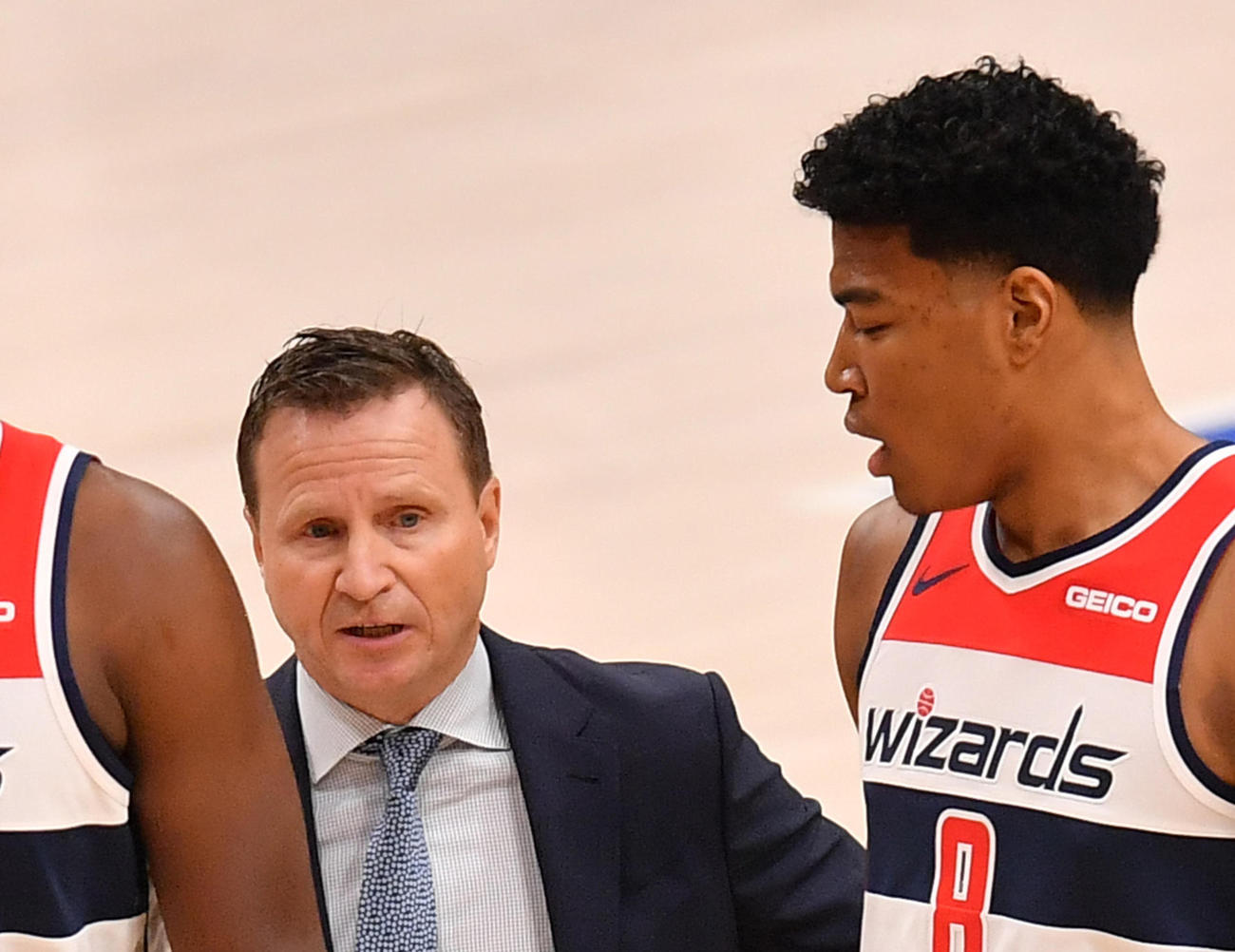 NBA開幕戦・マーベリックス対ウィザーズ第1Q　ブルックス監督（左）に話しかけられるウィザーズ八村（2019年10月23日撮影）