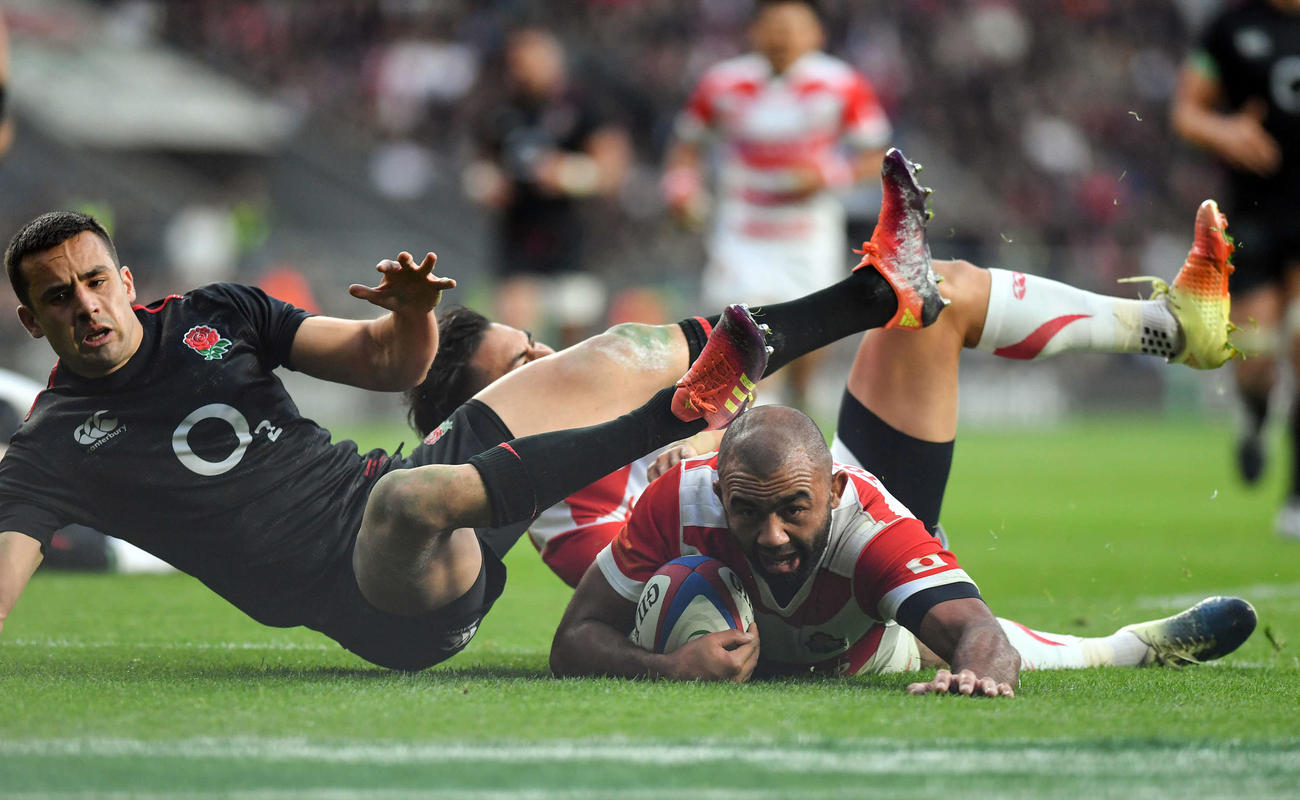 親善試合　日本対イングランド　前半、トライを決めるリーチ（右）（2018年11月17日撮影）