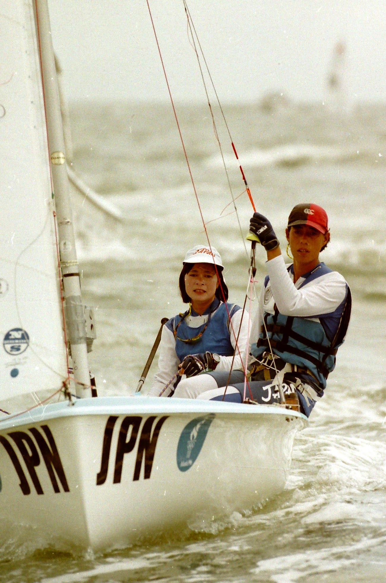 96年8月、アトランタ五輪ヨット女子国際470級で銀メダルを獲得した重由美子（左）と木下アリーシア組