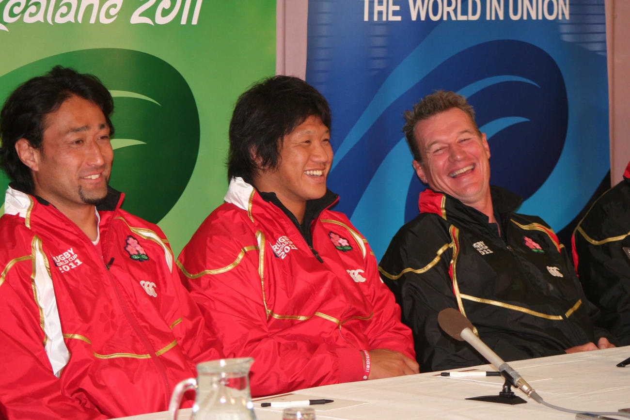 11年9月、W杯ニュージーランド大会の会見で笑顔を見せる、左から大野、菊谷崇主将、カーワン・ヘッドコーチ