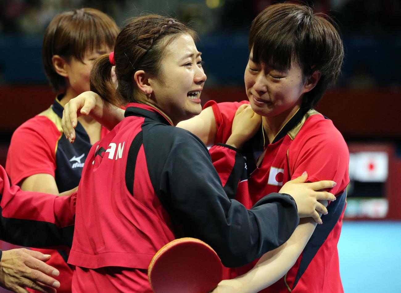 12年8月5日　ロンドン五輪女子団体準決勝　決勝進出を決めた日本の福原（左）と石川は涙を流しながら抱き合う。後方は平野