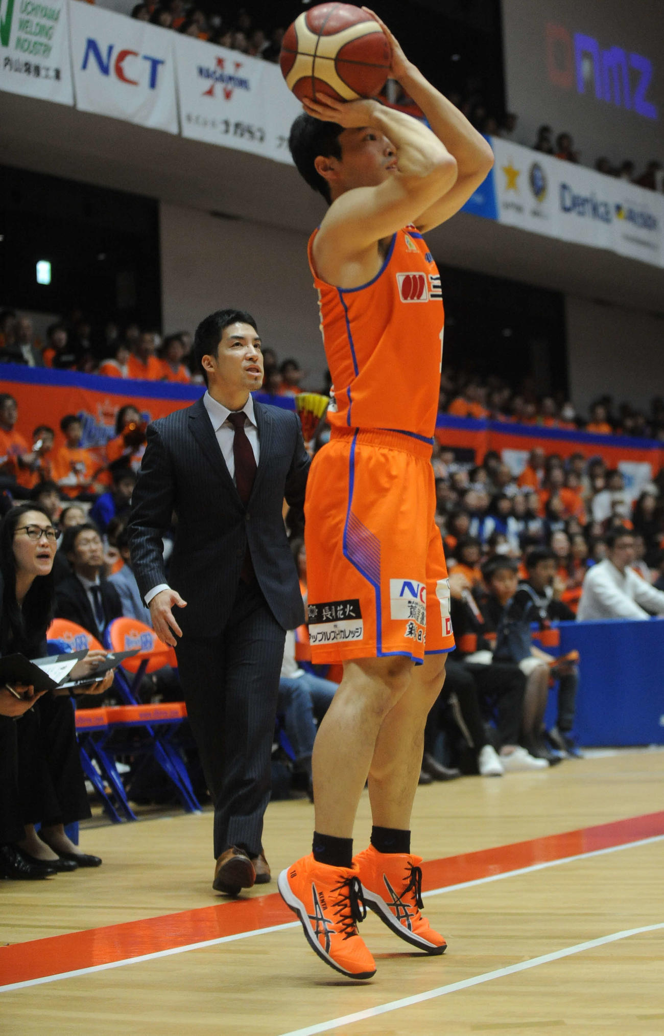 1月の新潟戦で横浜の監督代行を務めた福田氏（左）