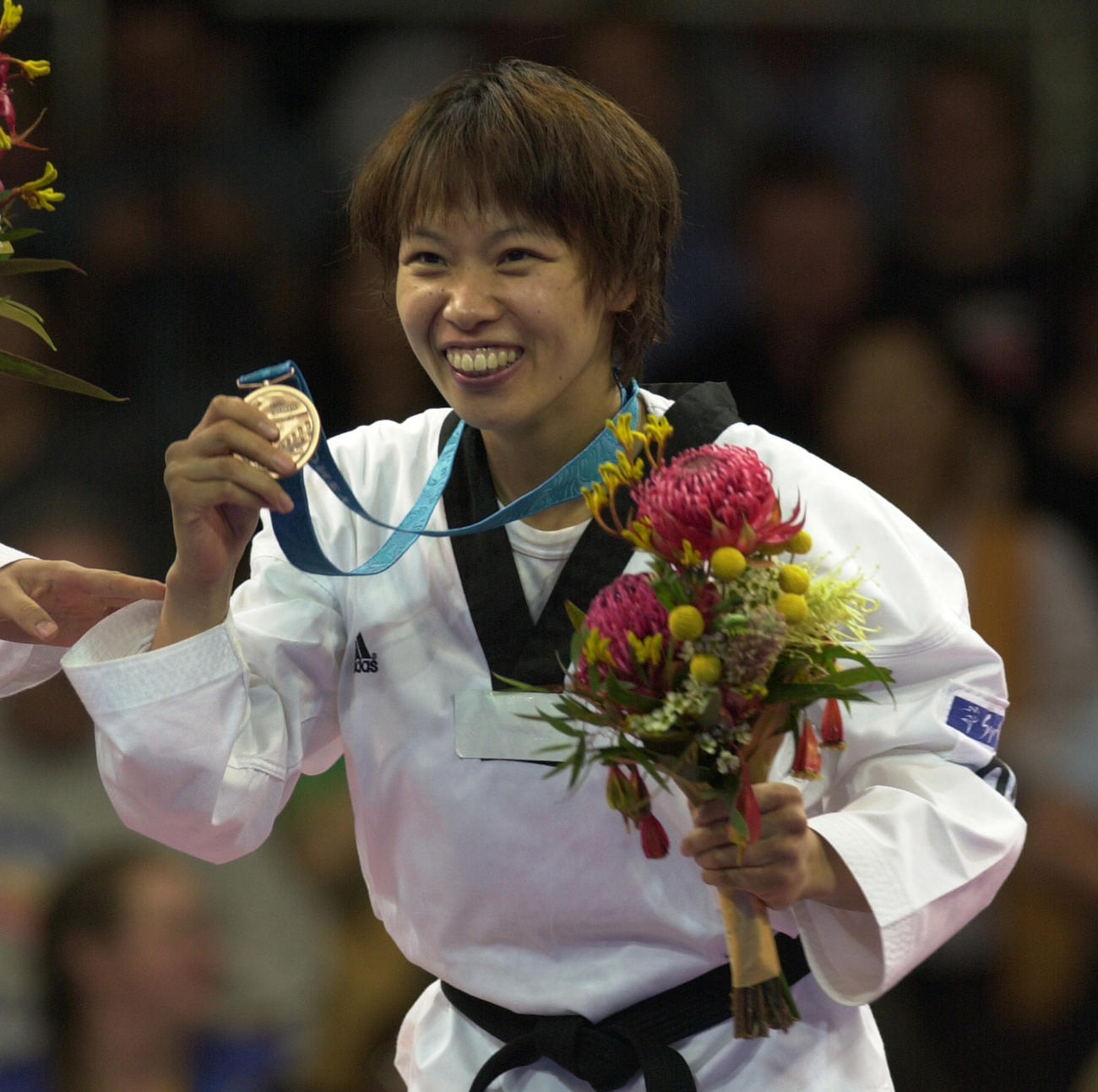 00年9月29日　シドニー五輪テコンドー女子67キロ級3位決定戦　銅メダルを獲得した岡本依子は表彰式でメダルを手に笑顔を見せる