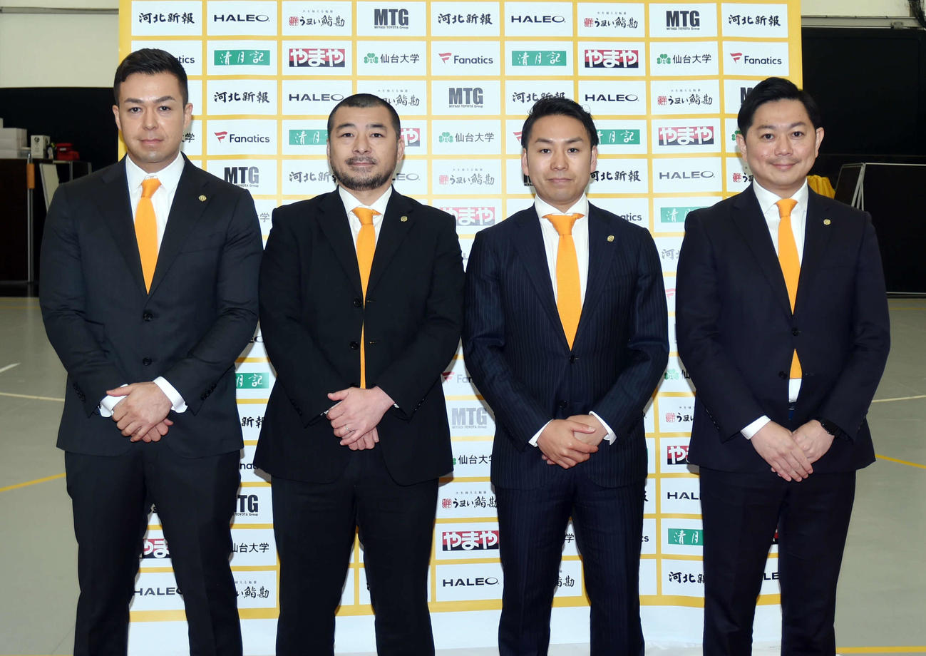 B2仙台の20－21年シーズン新体制。左からホルトン会長、桶谷GM兼HC、志村社長、渡辺副会長