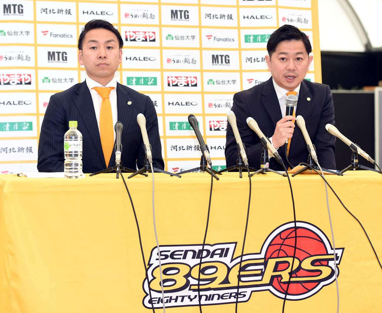 B2仙台の新社長に就任する志村GM（左）と渡辺前社長