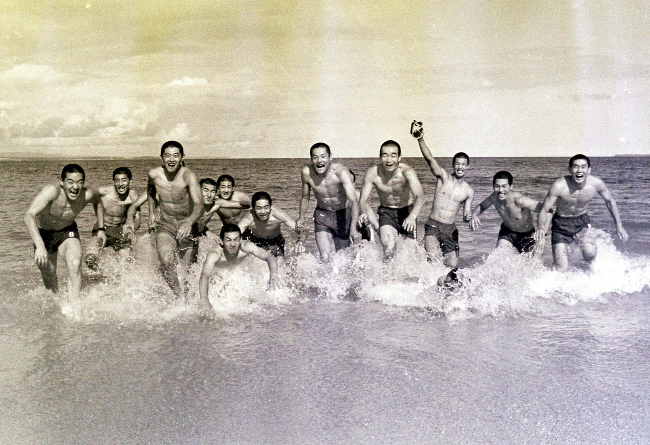 87年10月29日、国体を制し3冠を達成した東海大四の選手たちは沖縄の白い砂浜で喜びを爆発させる