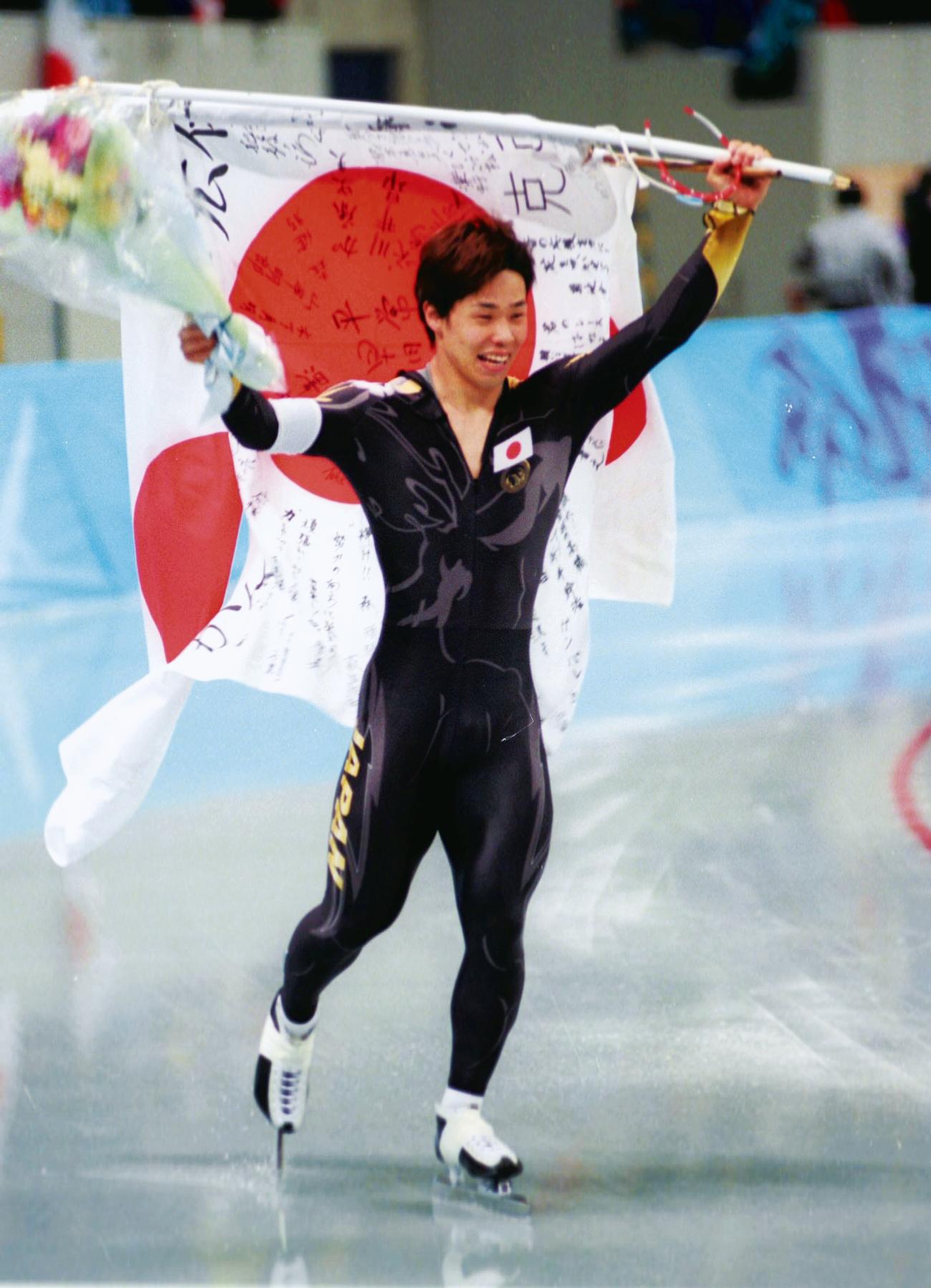 長野五輪・スピードスケート男子500メートル　金メダルを獲得した清水宏保は日の丸を持ち場内を一周（1998年2月10日撮影）
