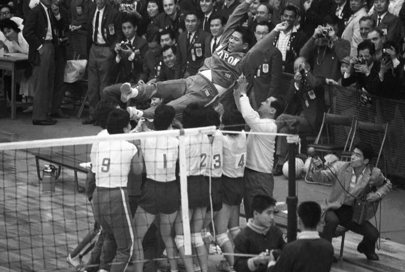 64年10月、東京五輪女子バレーボールで金メダルを獲得し胴上げされる大松監督