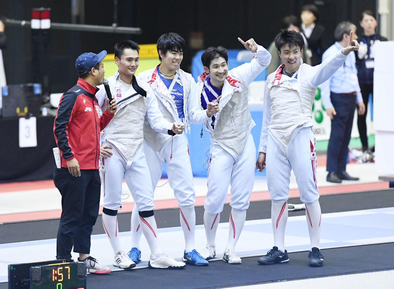 19年6月16日、フェンシングアジア選手権男子フルーレ団体で優勝した日本代表