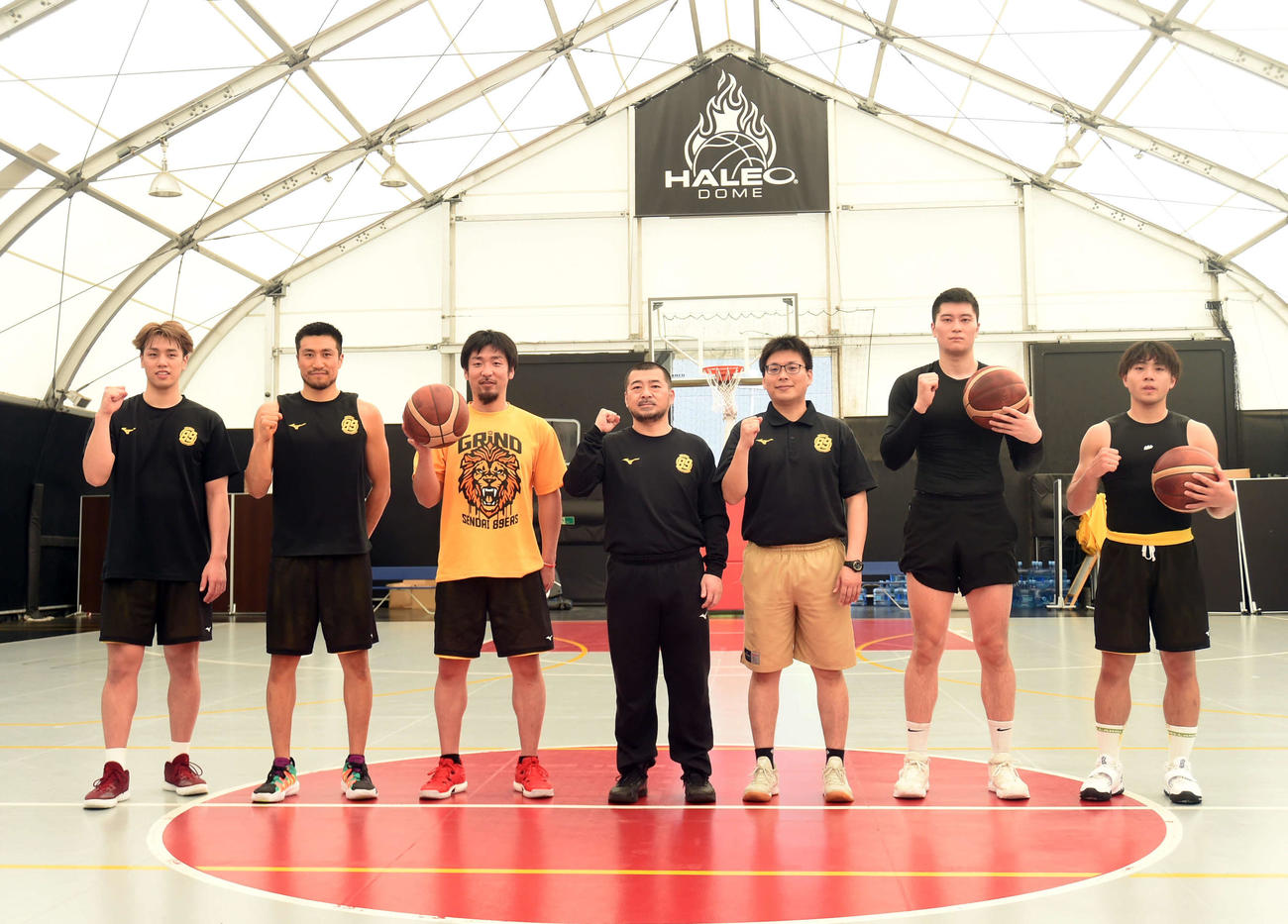 B2仙台始動の練習に参加した選手たち（左から沢辺、片岡、月野、桶谷HC、落合AC、臼井、渡辺）（撮影・相沢孔志）