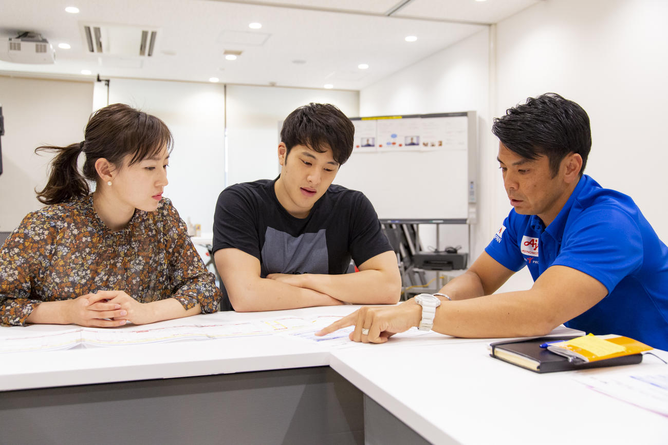 競泳の瀬戸大也、優佳夫妻にアドバイスする味の素VPの栗原SD（外部提供）