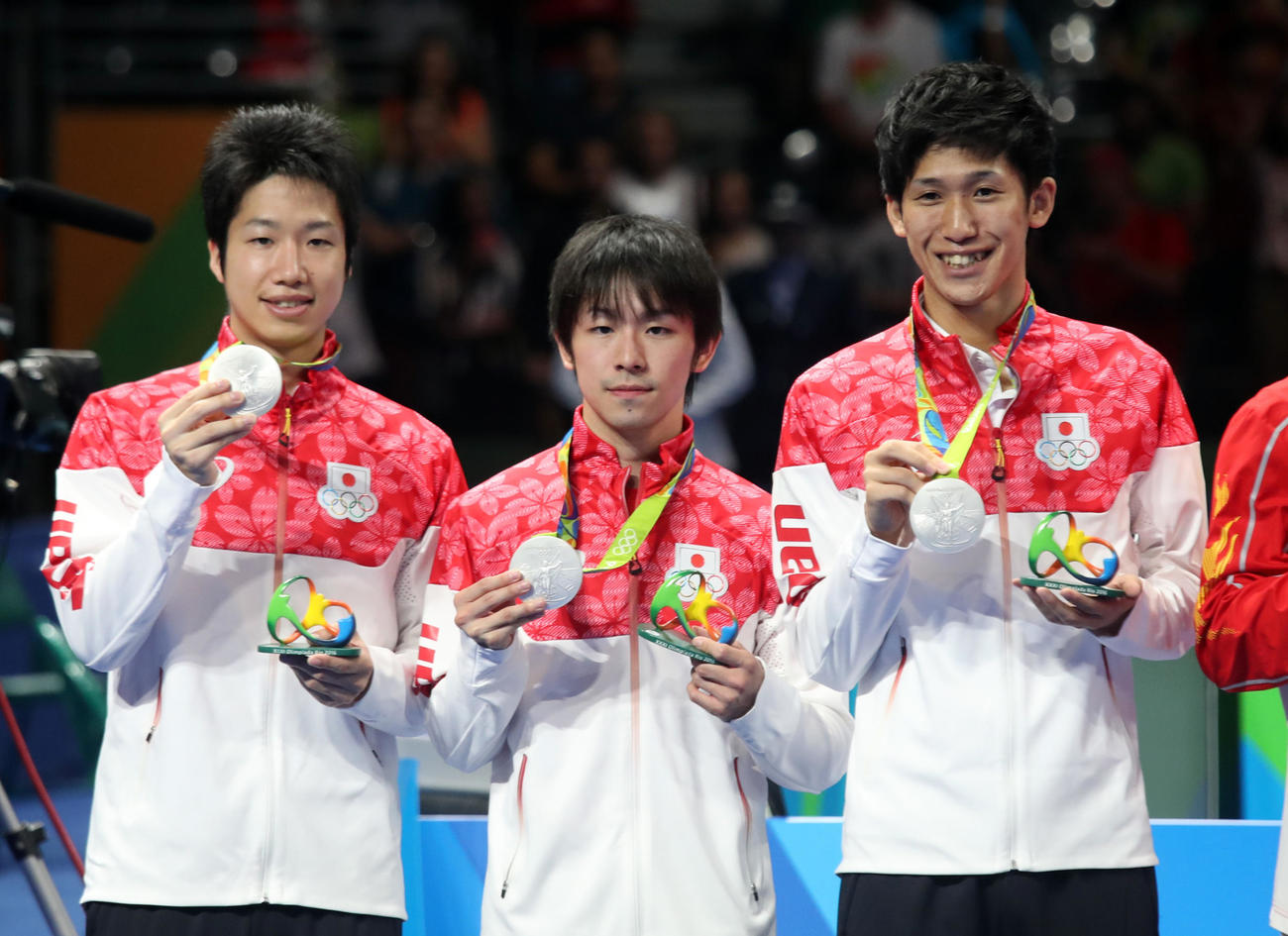 16年リオデジャネイロ五輪男子団体で銀メダルを獲得した左から水谷隼、丹羽孝希、吉村真晴