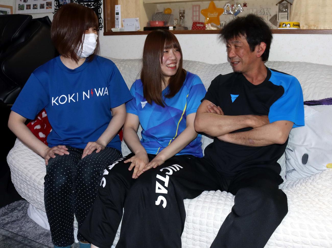 苫小牧市内の自宅で談笑する左から丹羽孝希の母美加さん、姉美里さん、父孝司さん（撮影・永野高輔）