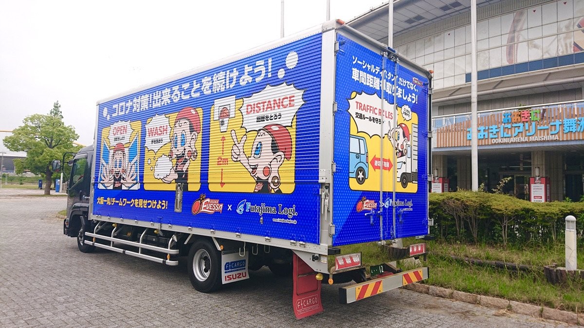 B1大阪の「まいどくん」がプリントされた啓発トラック（大阪エヴェッサ公式ツイッターより）
